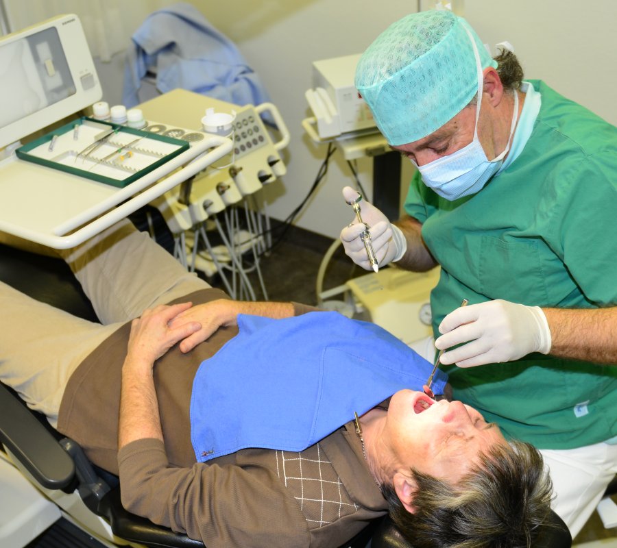 Anschlingung oder Freilegung von retinierten Zähnen