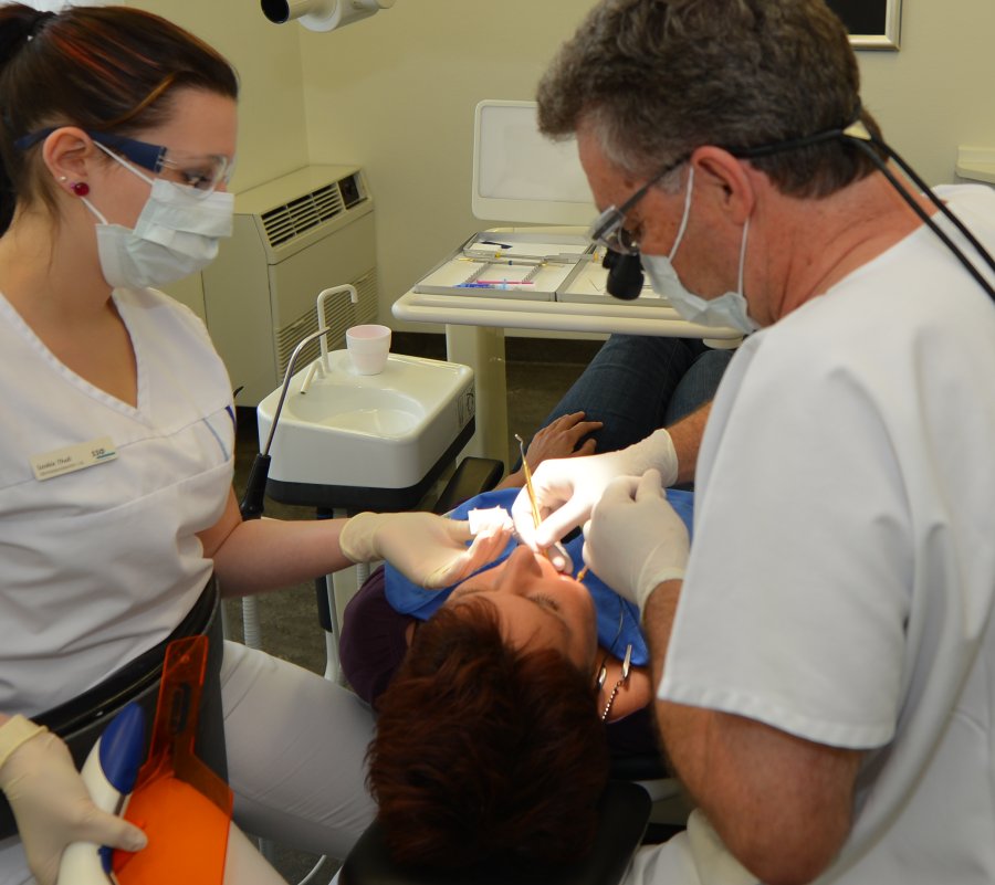 >Bleaching von wurzelbehandelten Zähnen